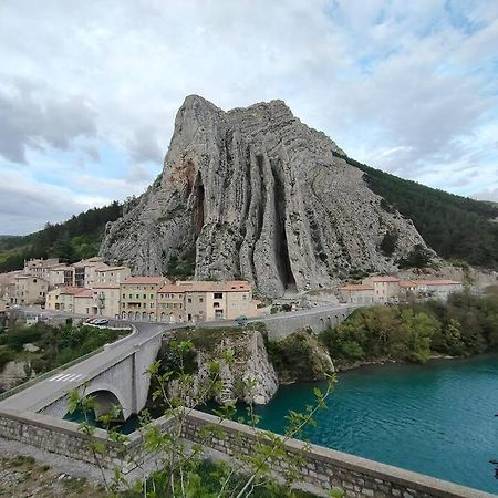 Appartement Au Coeur Du Village Sisteron Exterior foto