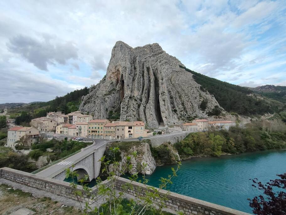 Appartement Au Coeur Du Village Sisteron Exterior foto